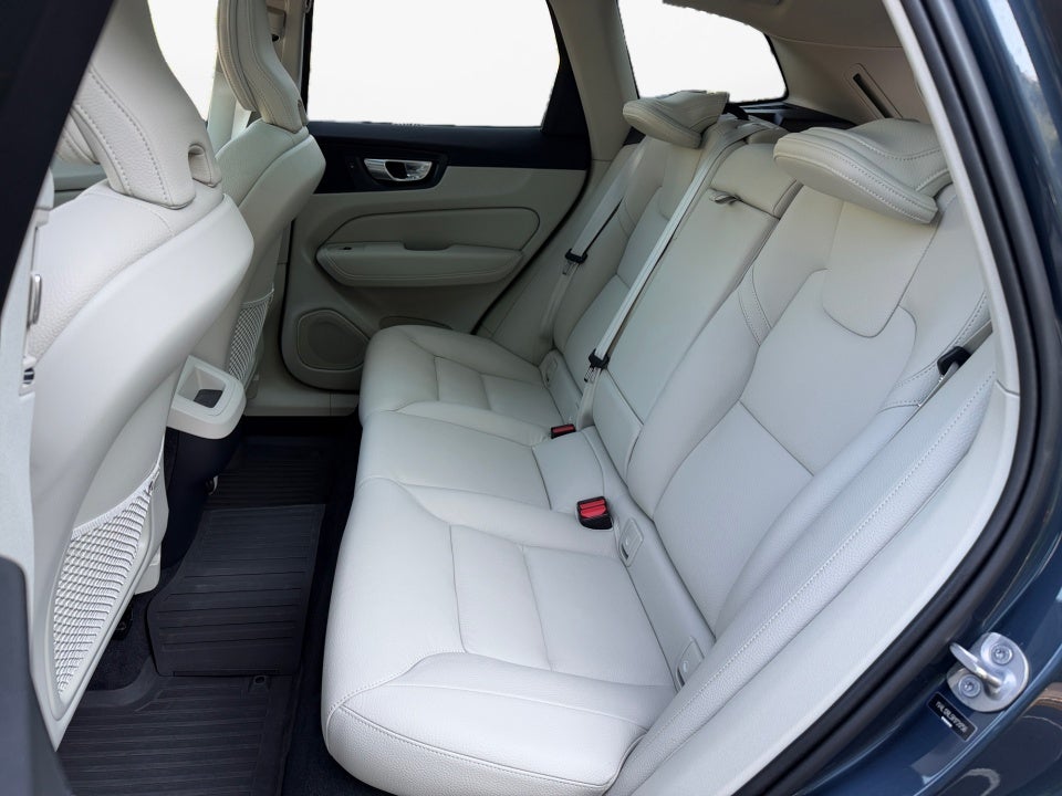 2024 Volvo XC60 Plus Dark Theme