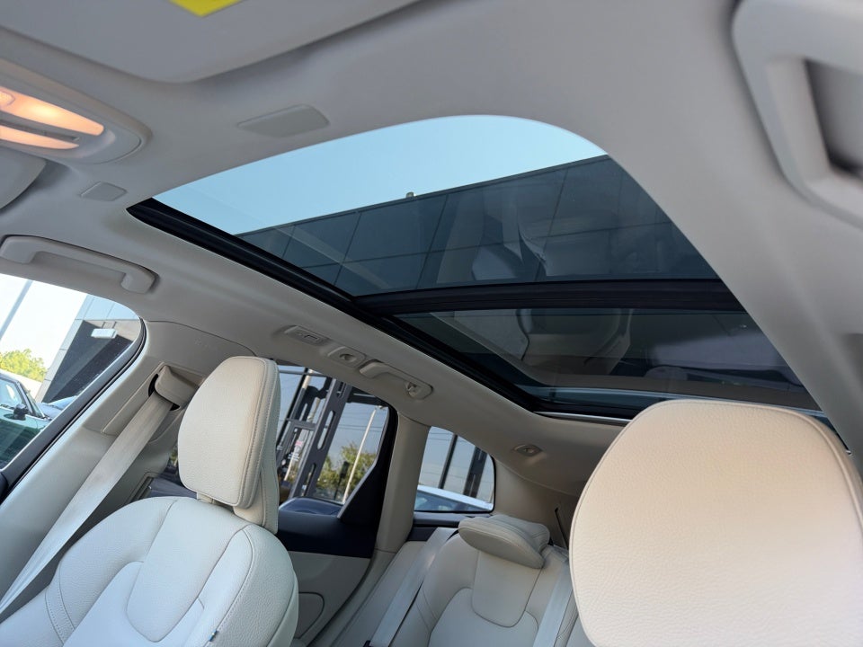 2024 Volvo XC60 Plus Dark Theme