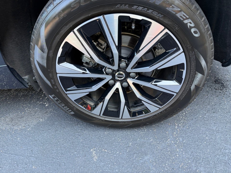 2024 Volvo XC60 Plus Dark Theme