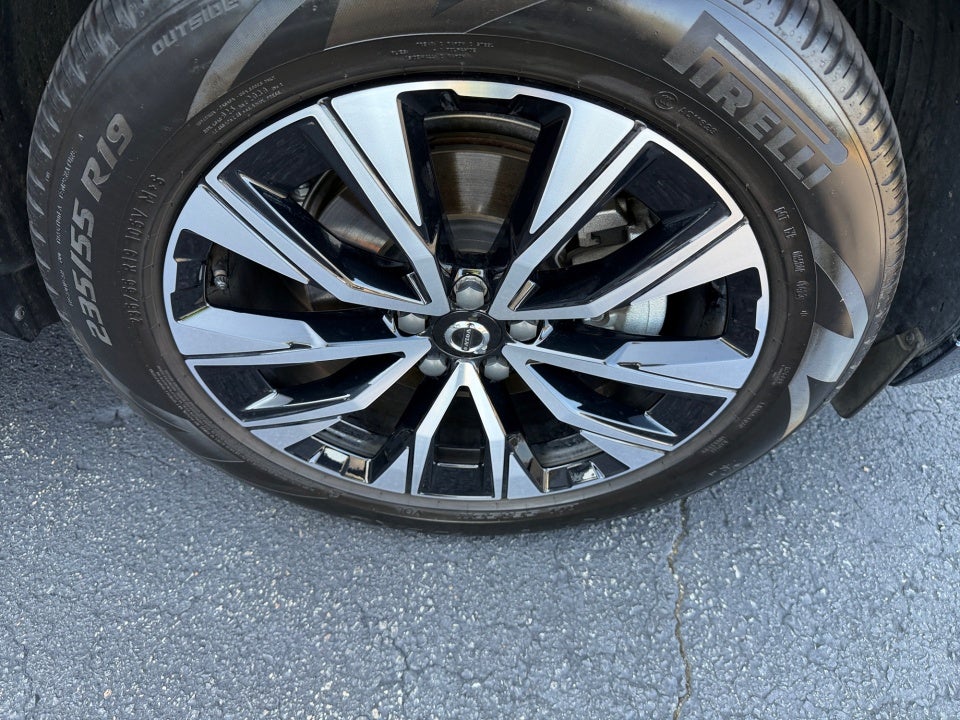 2024 Volvo XC60 Plus Dark Theme