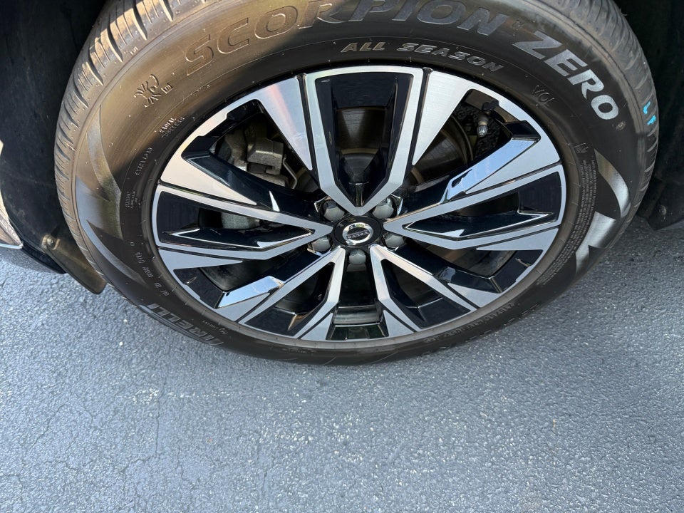 2024 Volvo XC60 Plus Dark Theme