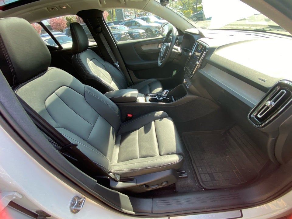 2024 Volvo XC40 B5 Ultimate Bright Theme