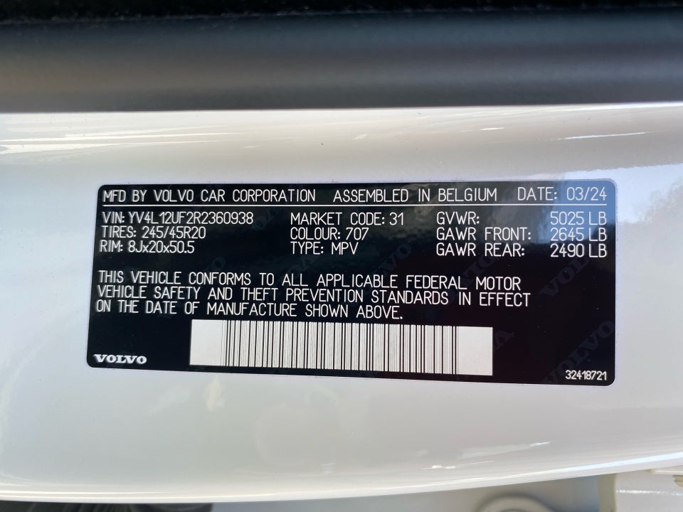 2024 Volvo XC40 B5 Ultimate Bright Theme