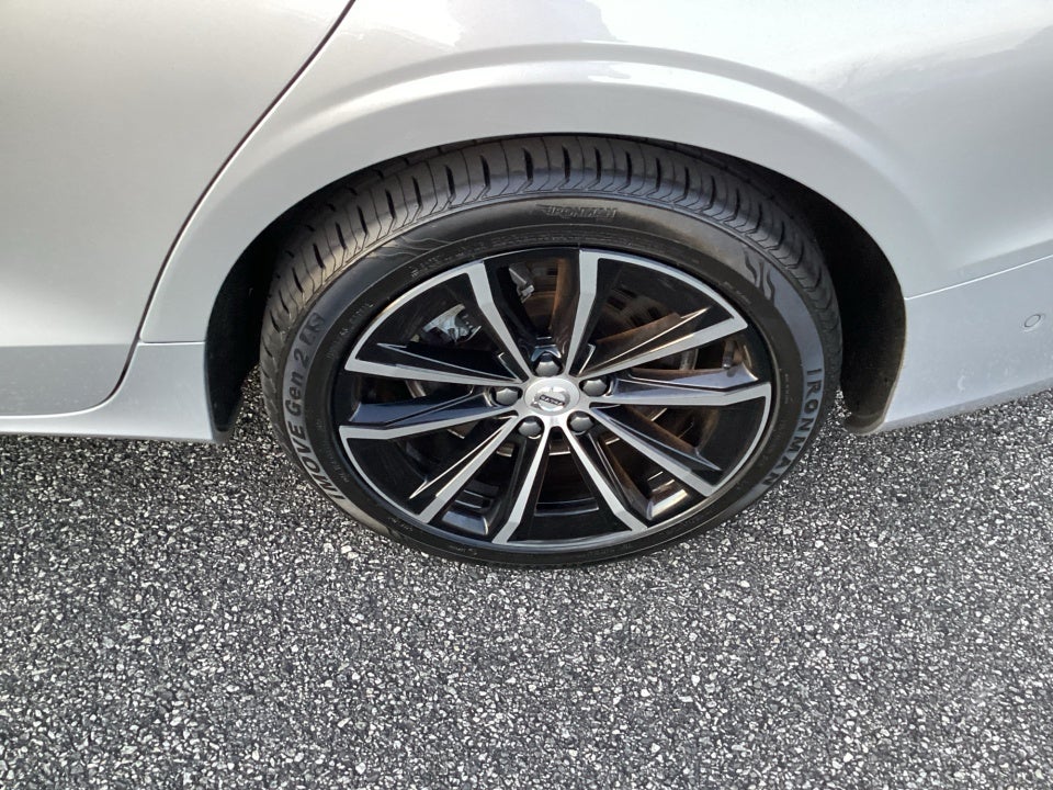 2024 Volvo S60 Recharge Plug-In Hybrid T8 Plus Dark Theme