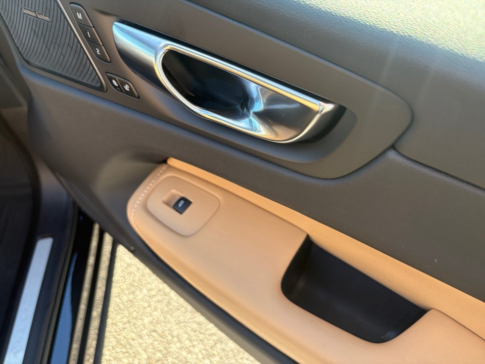 2023 Volvo XC60 B6 Ultimate Dark Theme