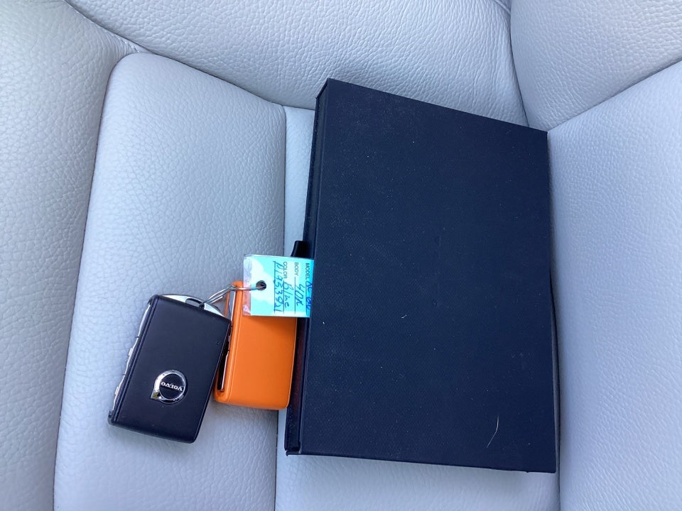 2023 Volvo XC60 B5 Plus Bright Theme