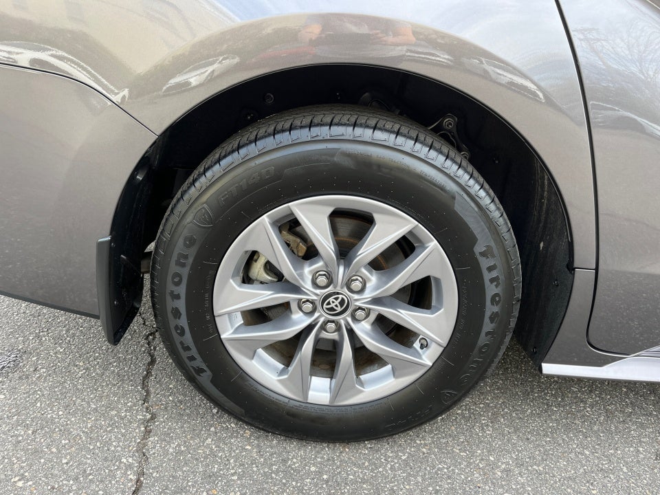 2024 Toyota SIENNA XLE XLE