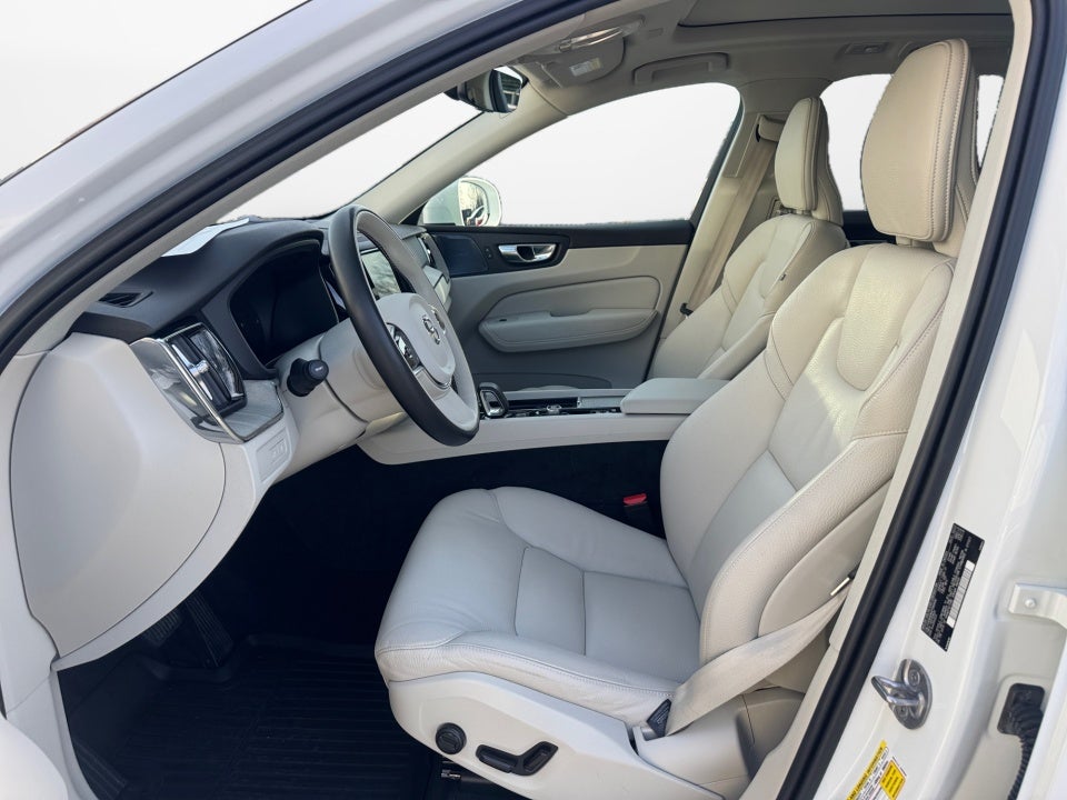 2023 Volvo XC60 Recharge Plug-In Hybrid T8 Plus Bright Theme