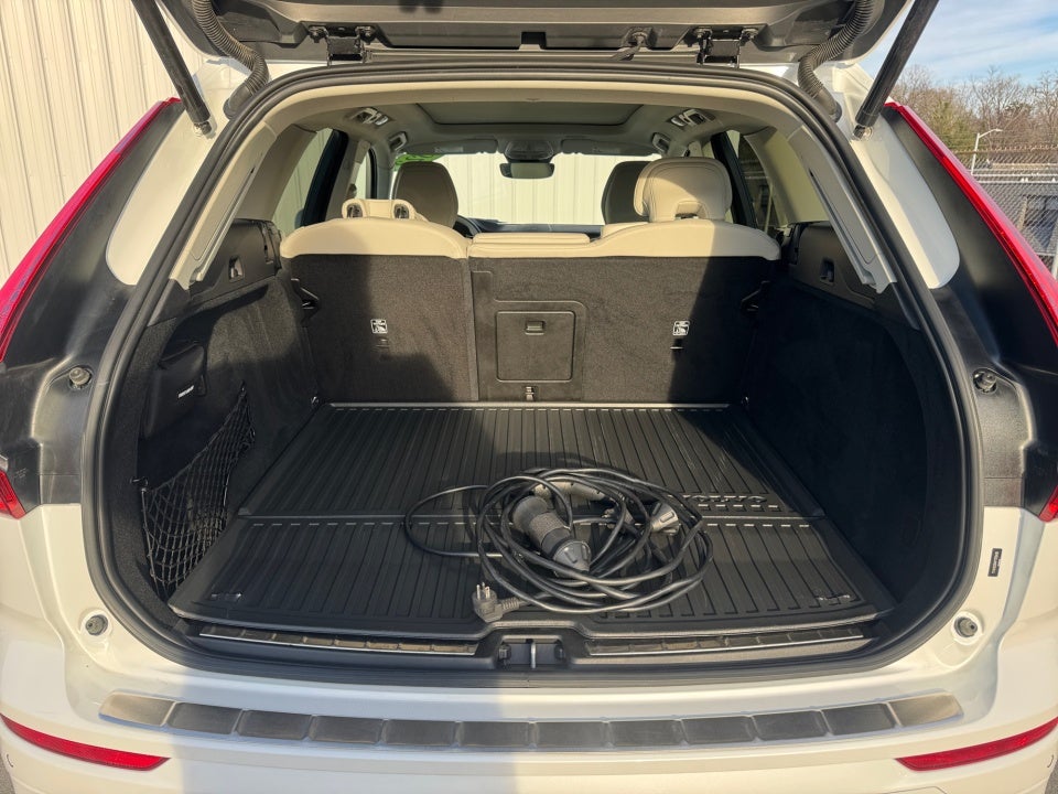 2023 Volvo XC60 Recharge Plug-In Hybrid T8 Plus Bright Theme