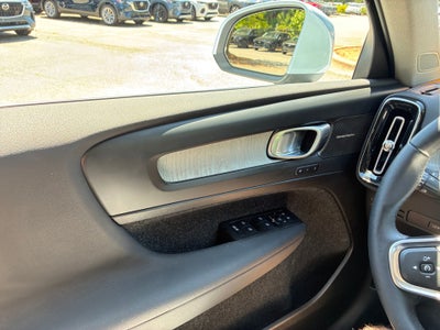 2025 Volvo XC40 B5 Ultra Bright Theme