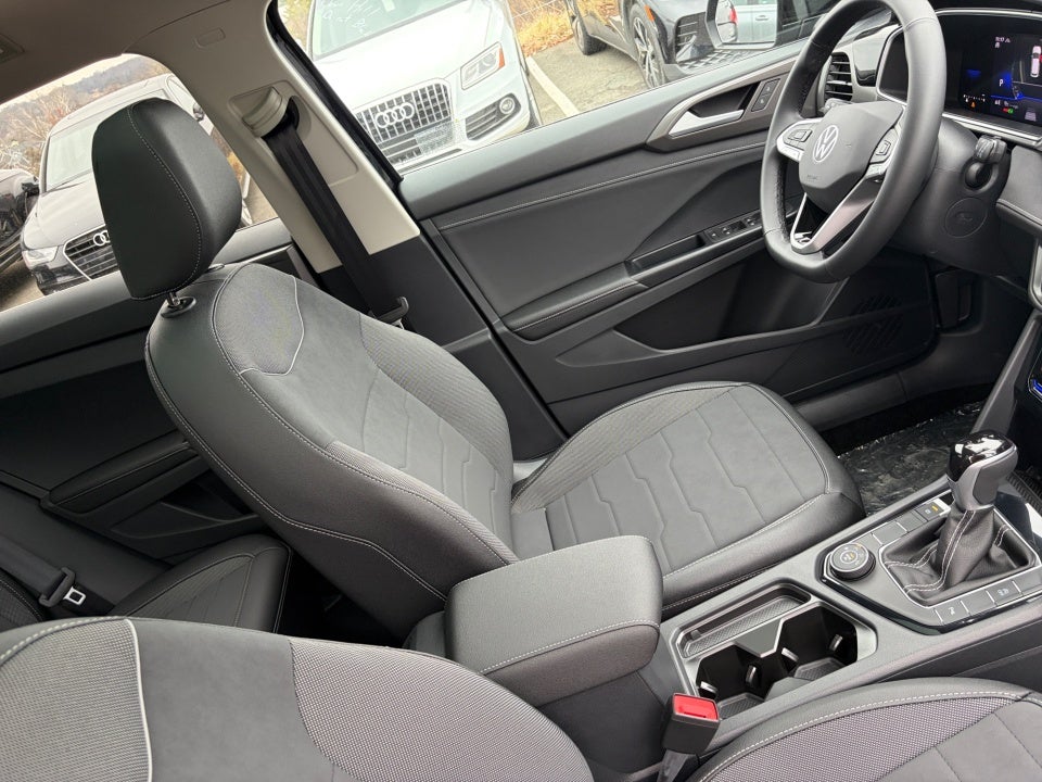 2026 Volkswagen Taos SE Black